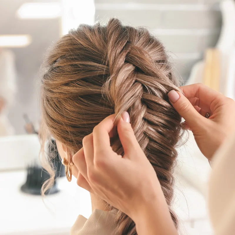 Trendiger Zopf und Pflechtfrisur beim Friseur Haarmanufaktur Baden